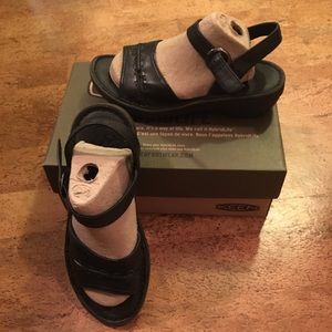 NWT black keen sandals